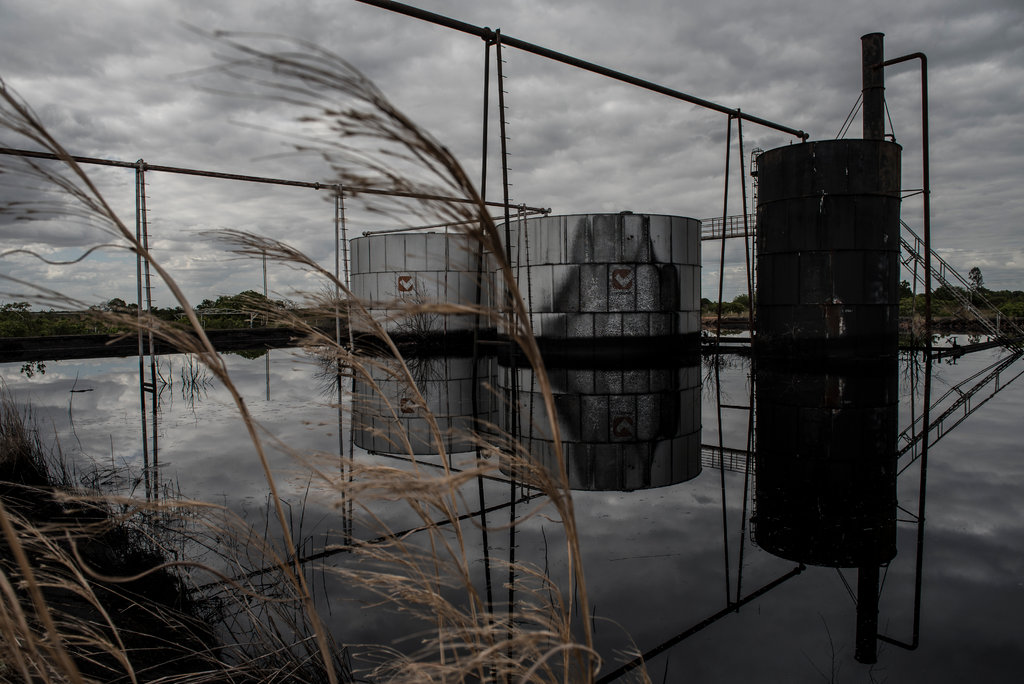 The contents of two tanks with a joint capacity of 10,000 barrels of oil have spilled in El Tigre, Venezuela.CreditThe New York Times