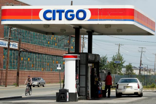 A Citgo gas station is pictured in Kearny, New Jersey September 24, 2014. Venezuelan state-run oil company PDVSA's rushed move to sell units raises questions whether Venezuela wants to reduce international exposure to avoid potential asset grabs in the event companies win arbitration cases against the country. Latin America's leading crude producer is seeking to sell its major U.S refining unit Citgo Petroleum Corp, as well as stakes in the Hovensa refinery in the U.S. Virgin Islands, the Chalmette refinery in Louisiana, and a network of refineries in Sweden, England and Scotland. REUTERS/Eduardo Munoz (UNITED STATES - Tags: BUSINESS ENERGY POLITICS)