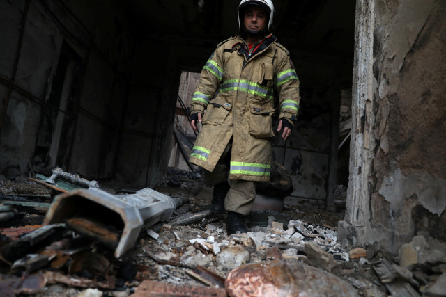 Un bombero camina entre restos chamuscados tras un incendio en el Museo Nacional de Brasil en Río de Janeiro, sep 3, 2018. REUTERS/Pilar Olivares