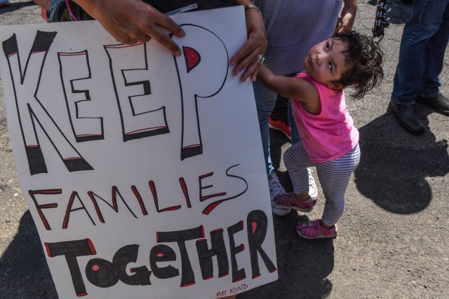 Personas participan en una protesta contra la reciente política de inmigración estadounidense de separar a los niños de sus familias cuando ingresan al país como inmigrantes indocumentados, frente a una instalación de Seguridad Nacional en Elizabeth, Nueva Jersey, Estados Unidos, 17 de junio del 2018. REUTERS/Stephanie Keith